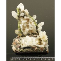 Сувенир горка 14х10х9см из кристаллов горного хрусталя, с фигуркой мастера