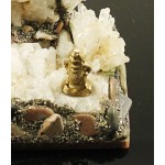 Сувенир горка 14х10х9см из кристаллов горного хрусталя, с фигуркой мастера