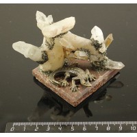 Сувенир 9х8х6см из кристаллов горного хрусталя на яшме уральской, с ящерицей