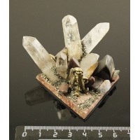 Сувенир 5х6х4см из кристаллов горного хрусталя на яшме уральской, с фигуркой мастера