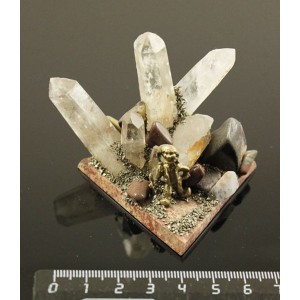 Сувенир 5х6х4см из кристаллов горного хрусталя на яшме уральской, с фигуркой мастера