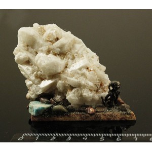 Сувенир 6х7х3см из кристаллов горного хрусталя на яшме уральской, с фигуркой мастера