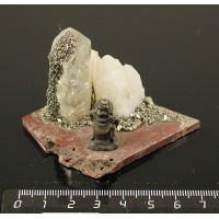 Сувенир 5х7х5см из кристаллов горного хрусталя на яшме уральской, с фигуркой мастера