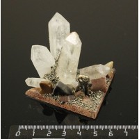 Сувенир 7х6х6см из кристаллов горного хрусталя на яшме уральской, с фигуркой мастера