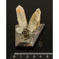 Сувенир 5х5х4см из кристаллов горного хрусталя на яшме уральской, с фигуркой мастера