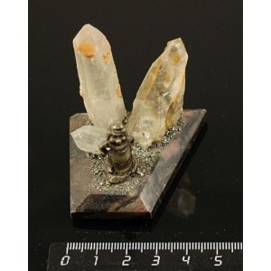 Сувенир 5х5х4см из кристаллов горного хрусталя на яшме уральской, с фигуркой мастера