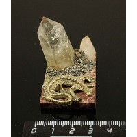 Сувенир 4х5х3см из кристаллов горного хрусталя на яшме уральской, с ящерицей
