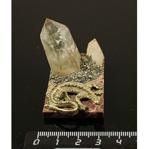 Сувенир 4х5х3см из кристаллов горного хрусталя на яшме уральской, с ящерицей