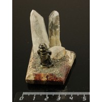 Сувенир 6х6х4см из кристаллов горного хрусталя на яшме уральской, с фигуркой мастера