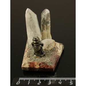 Сувенир 6х6х4см из кристаллов горного хрусталя на яшме уральской, с фигуркой мастера