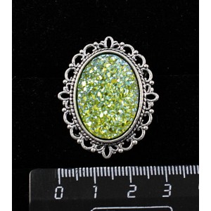 Брошь c кабошоном из пластика "щетка кристаллов", цвет салатовый, с ажурным контуром, цвет ант. серебро, овал 25х18мм