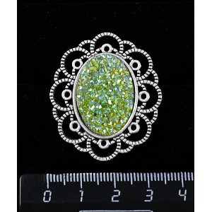 Брошь c кабошоном из пластика "щетка кристаллов", цвет салатовый, овал 25х18мм, "ромашка"