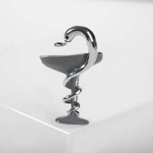 Брошь "Змея в геральдике" знак медицины, цвет серый , цвет серебристый