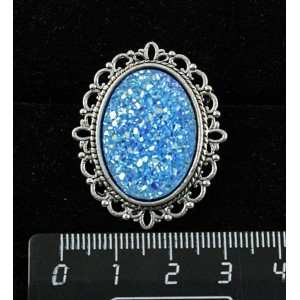 Брошь c кабошоном из пластика "щетка кристаллов",  цвет морская волна, с ажурным контуром, цвет ант. серебро, овал 25х18мм