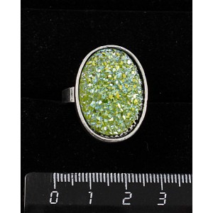 Кольцо c кабошоном из пластика "щетка кристаллов", цвет салатовый, овал 25х18мм, безразмерное (литая оправа)