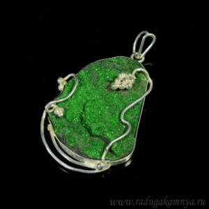 Кулон уваровит в посеребрении 32*52мм Кулон уваровит в посеребрении 32*52мм