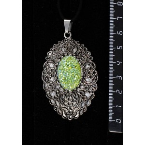 Кулон c кабошоном из пластика "щетка кристаллов", цвет салатовый, овал 25х18мм, филигрань