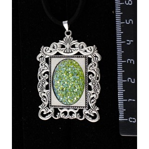 Кулон c кабошоном из пластика "щетка кристаллов", цвет салатовый, "портрет", овал 25х18мм