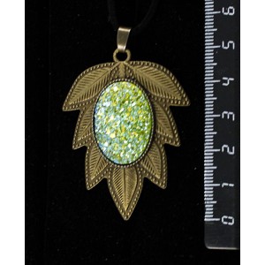 Кулон c кабошоном из пластика "щетка кристаллов", цвет салатовый, овал 25х18мм, "лист"