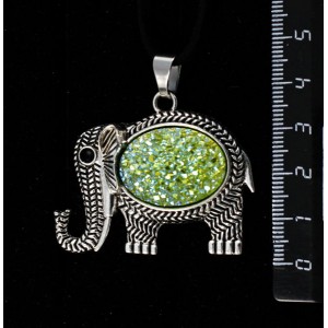Кулон c кабошоном из пластика "щетка кристаллов", цвет салатовый, овал 25х18мм, "слон"