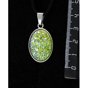 Кулон c кабошоном из пластика "щетка кристаллов", цвет салатовый, простой овал 25х18мм
