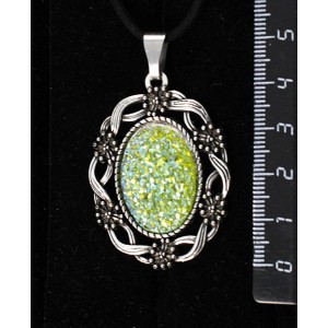 Кулон c кабошоном из пластика "щетка кристаллов", цвет салатовый, овал 25х18мм, "торжество"