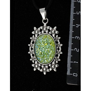 Кулон c кабошоном из пластика "щетка кристаллов", цвет салатовый, овал 25х18мм, "клумба"