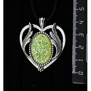 Кулон c кабошоном из пластика "щетка кристаллов", цвет салатовый, овал 25х18мм, "сердце с крыльями"