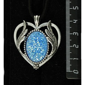 Кулон c кабошоном из пластика "щетка кристаллов",  цвет морская волна, овал 25х18мм, оправа "сердце с крыльями"