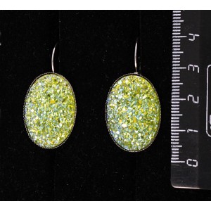 Серьги c кабошоном из пластика "щетка кристаллов", цвет салатовый, овал 25х18мм, замок петелька