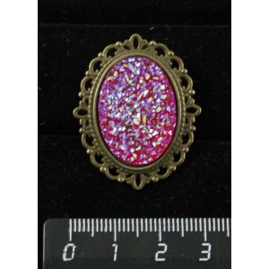 Брошь c кабошоном из пластика "щетка кристаллов", цвет малиновый, овал 25х18мм, оправа с узором цвет бронза