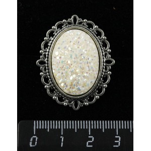 Брошь c кабошоном из пластика "щетка кристаллов", цвет белый, с ажурным контуром, цвет ант. серебро, овал 25х18мм