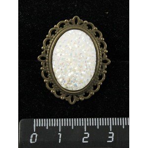 Брошь c кабошоном из пластика "щетка кристаллов", цвет белый, овал 25х18мм, оправа с узором цвет бронза