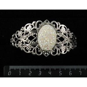 Браслет c кабошоном из пластика "щетка кристаллов", цвет белый,  овал 25х18мм, жесткая основа, цвет ант.серебро