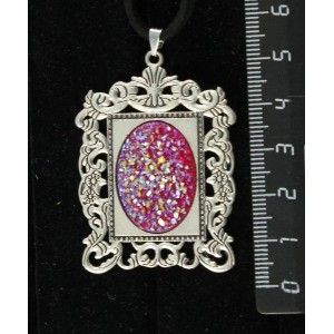 Кулон c кабошоном из пластика "щетка кристаллов", цвет малиновый, "портрет", овал 25х18мм
