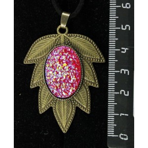 Кулон c кабошоном из пластика "щетка кристаллов", цвет малиновый, овал 25х18мм, "лист"