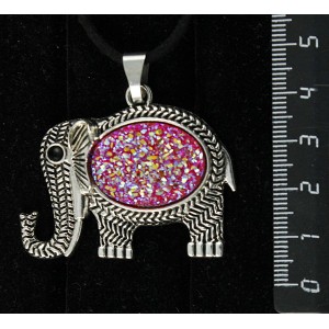 Кулон c кабошоном из пластика "щетка кристаллов", цвет малиновый, овал 25х18мм, "слон"