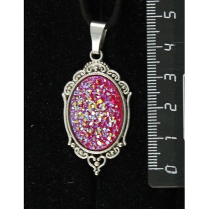 Кулон c кабошоном из пластика "щетка кристаллов", цвет малиновый, овал 25х18мм, оправа "медальон"