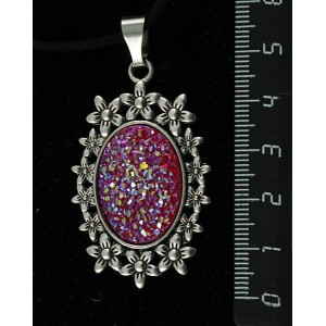 Кулон c кабошоном из пластика "щетка кристаллов", цвет малиновый, овал 25х18мм, оправа "клумба"