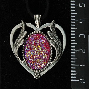Кулон c кабошоном из пластика "щетка кристаллов", цвет малиновый, овал 25х18мм, оправа "сердце с крыльями"