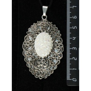 Кулон c кабошоном из пластика "щетка кристаллов", цвет белый, овал 25х18мм, филигрань