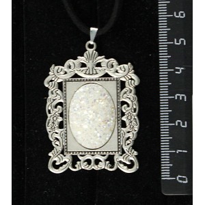 Кулон c кабошоном из пластика "щетка кристаллов", цвет белый, "портрет", овал 25х18мм