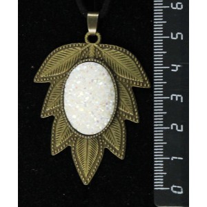 Кулон c кабошоном из пластика "щетка кристаллов", цвет белый, овал 25х18мм, "лист"