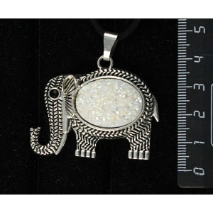 Кулон c кабошоном из пластика "щетка кристаллов", цвет белый, овал 25х18мм, "слон"