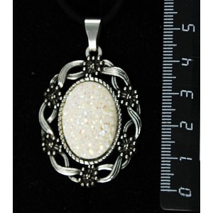 Кулон c кабошоном из пластика "щетка кристаллов", цвет белый, овал 25х18мм, оправа "торжество"