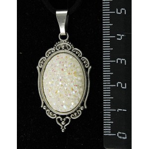 Кулон c кабошоном из пластика "щетка кристаллов", цвет белый, овал 25х18мм, оправа "медальон"