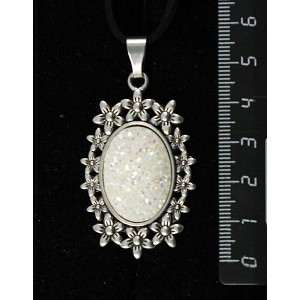 Кулон c кабошоном из пластика "щетка кристаллов", цвет белый, овал 25х18мм, оправа "клумба"