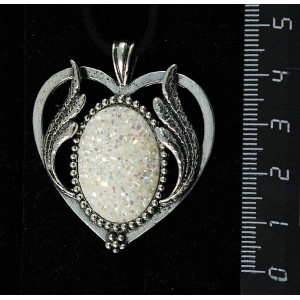 Кулон c кабошоном из пластика "щетка кристаллов", цвет белый, овал 25х18мм, оправа "сердце с крыльями"