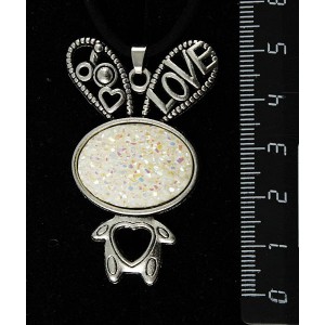 Кулон c кабошоном из пластика "щетка кристаллов", цвет белый, "зайчик", овал 25х18мм