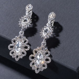 Клипсы "Ажур в стразах" элипс, цвет белый, цвет серебристый (стразы, бижутерный сплав)